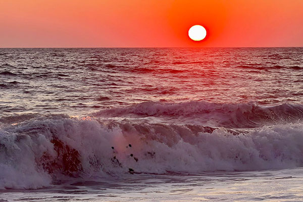 noticia1 atardecer ocurre cuando el sol cruza el plano del horizonte debido a la rotación de la Tierra.